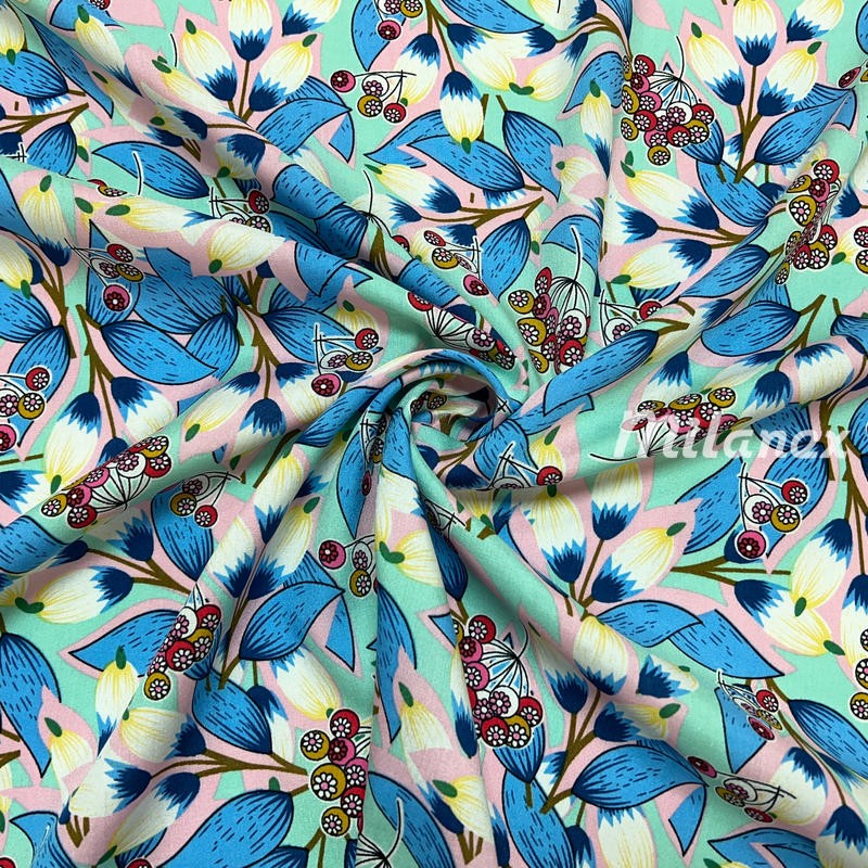 Tkanina wiskozowa kwiaty z niebieskimi liścmi na szałwi