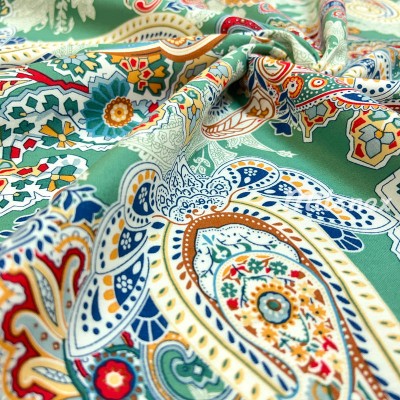 Tkanina wiskozowa turecki paisley na szałwiowym tle